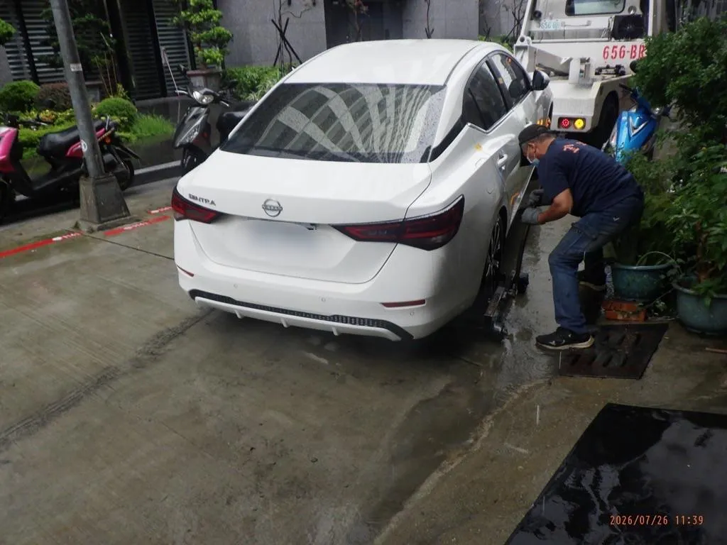 高雄苓雅區一輛白色轎車停在透天厝門口，擋住喪家接大體返家，遭警方依法拖吊並最高可罰1200元。（圖／中天新聞）
