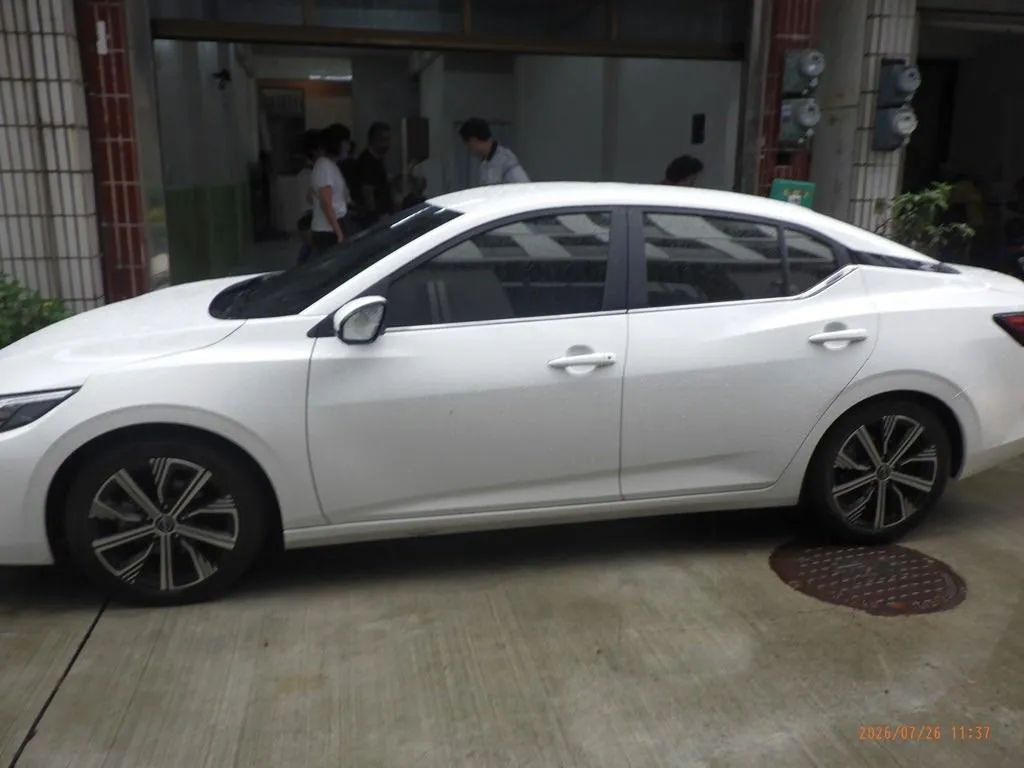 女住戶擔心，若先生的大體回來，棺木恐被迫跨過該輛車子。（圖／中天新聞）
