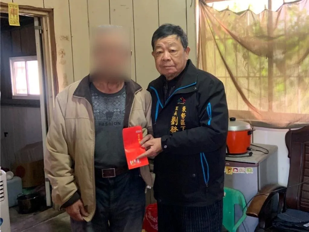 七連霸東勢下新里長劉發現辭世（右）。（圖／台中市政府提供）