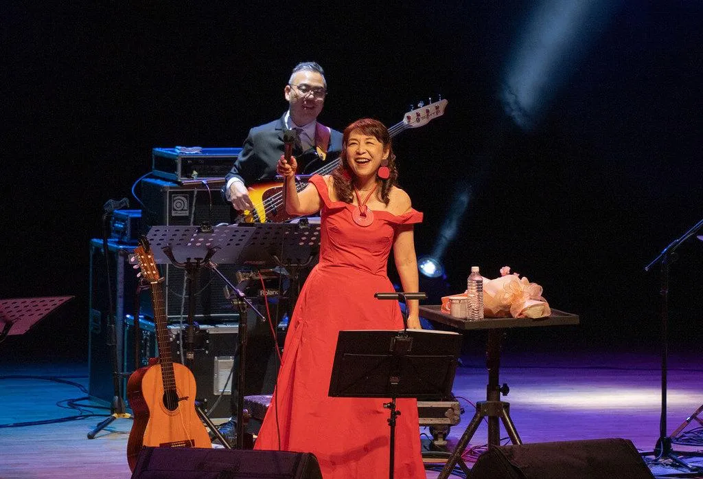 日本歌手小野麗莎（前）7月30日晚間在高雄舉辦《珍愛音樂之旅》演唱會，並稱能在台灣和歌迷共度生日，是最好的禮物。（圖／好滿意音樂提供）