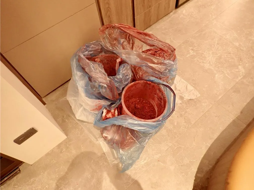 嫌犯到按摩店潑灑紅漆、蟑螂和雞屎。（圖／警方提供）