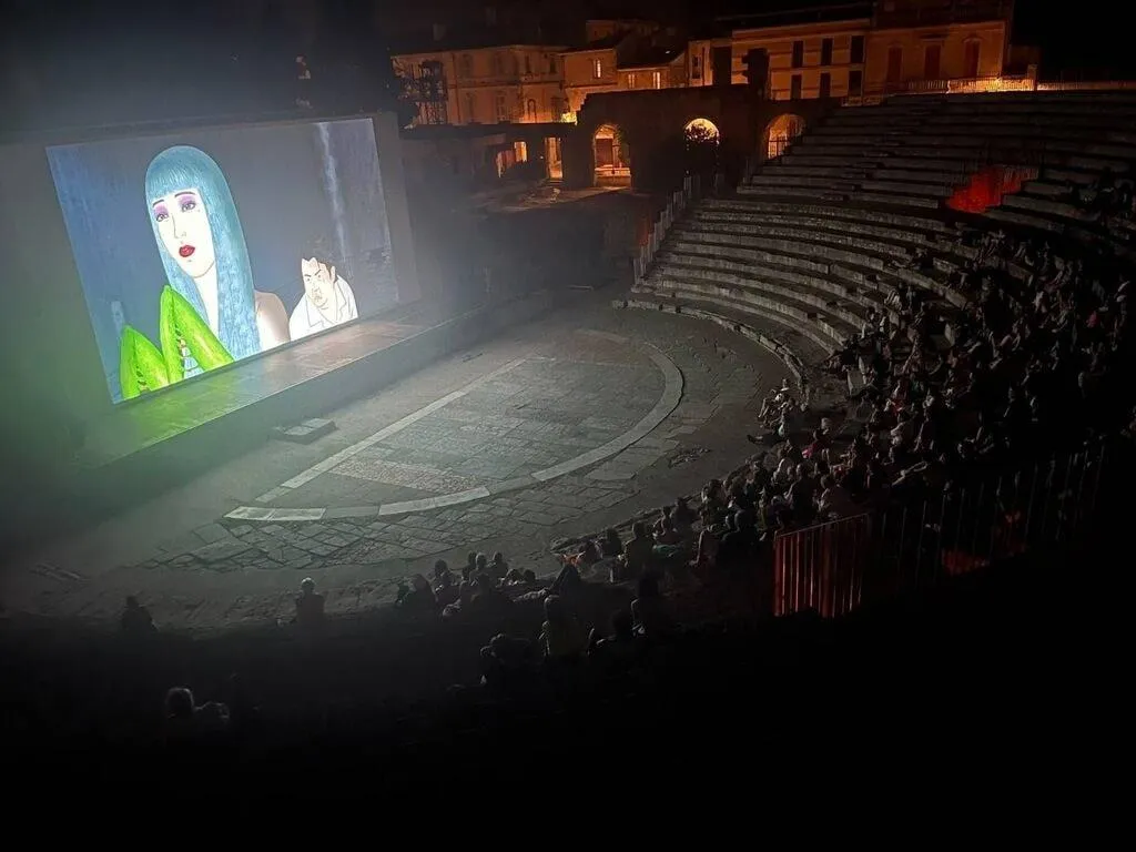 法國亞爾國際短片影展（Ciné Phare）在古羅馬劇場放映台灣導演謝文明的動畫短片《螳螂》。（圖／巴文中心提供）