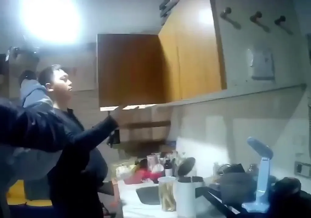 警方搜查李男住處。(圖/警方提供)
