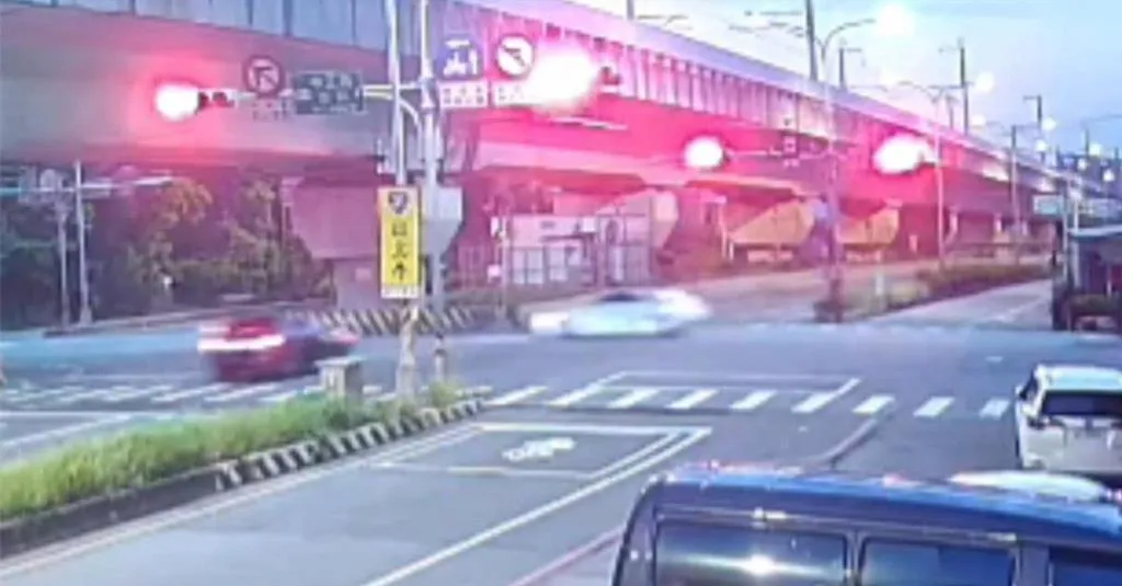 桃園市中壢青埔地區1日發生自小客車撞機車後逃逸事故，造成1死1傷。警方第一時間成立專案小組鎖定古姓犯嫌，報請台灣桃園地方檢察署指揮偵辦。（圖／翻攝照片）