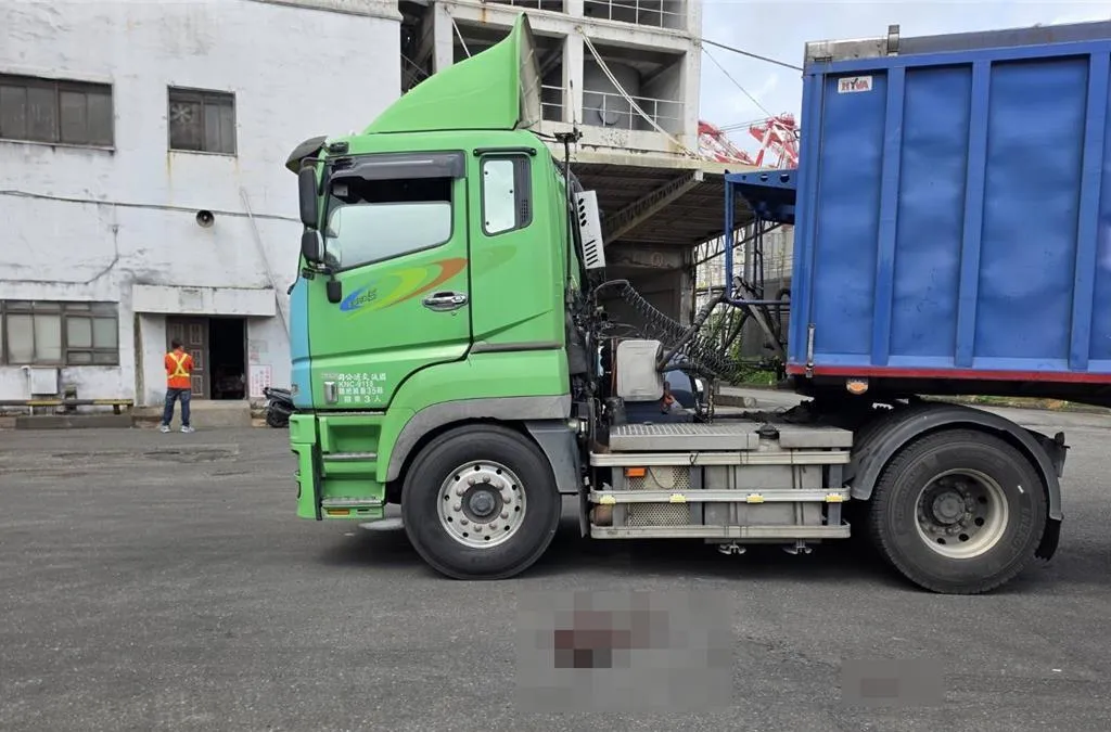 高雄港14小時內發生2起車禍，包含過港隧道聯結車撞牆及71號碼頭婦人遭輾腳，警方正調查肇因。（圖／翻攝畫面）