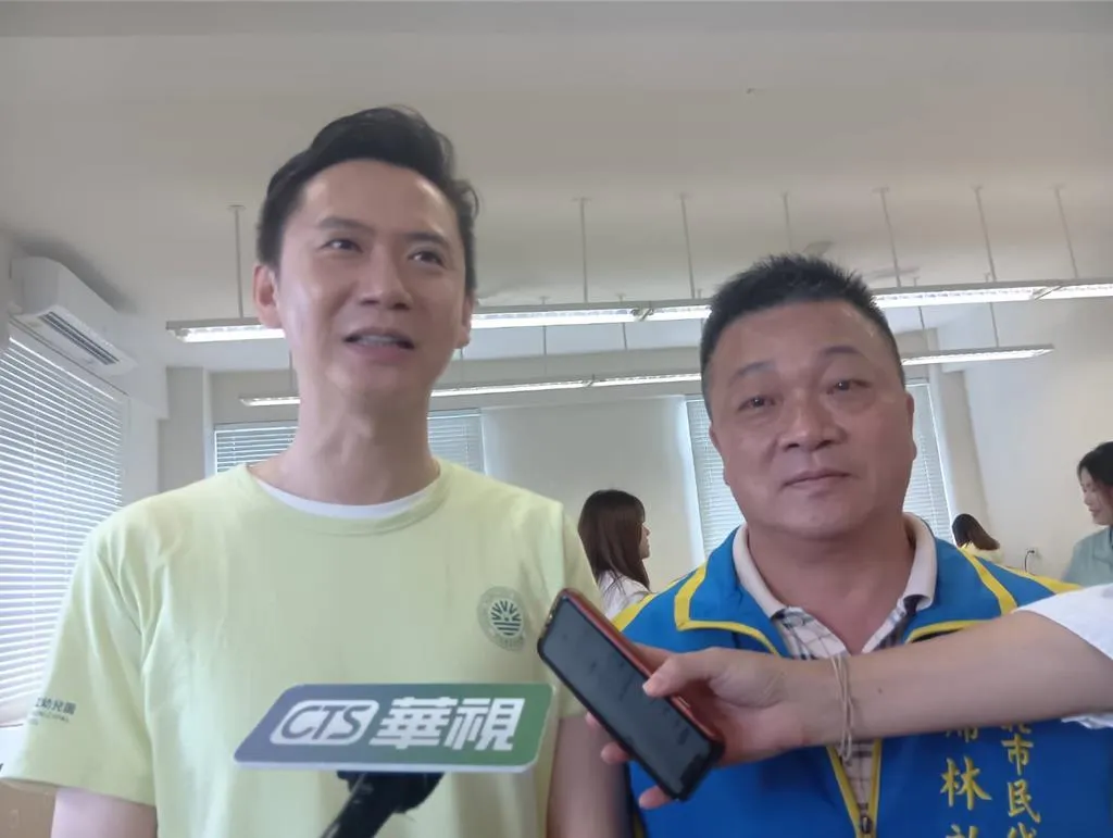 兩人彼此互祝對方更上一層樓引發地方政壇跨黨派結盟的聯想。(圖/中時邱立雅攝)