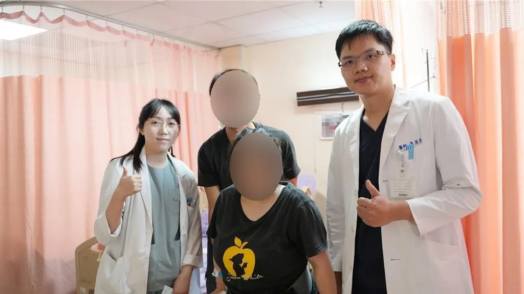 李居易主任（右一）為病人（右二）進行神經減壓手術，病人術後一個月後，已有緩步行走能力。（ 圖／部立台北醫院）