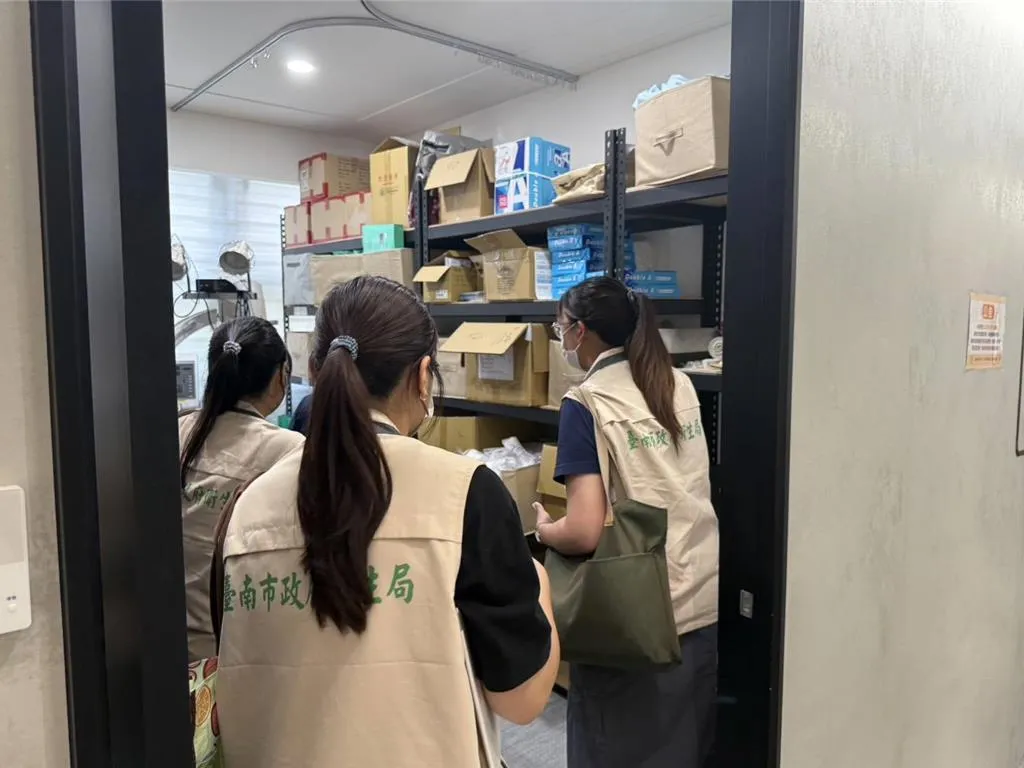 台南市衛生局14日前往趙建銘兆福脊椎骨科診所稽查。(圖/台南市衛生局提供)