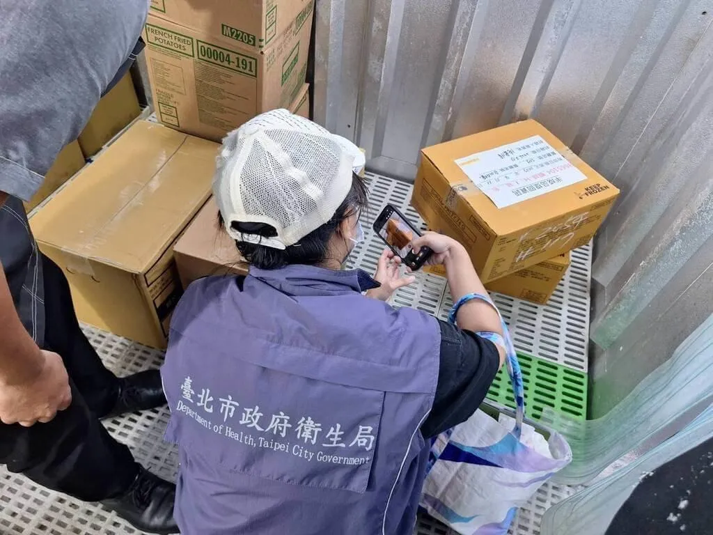 台北市衛生局14日表示，獲報後隨即派員查核麥當勞總公司及門市，截至目前已查25家，確認2項問題產品均停止販售。（圖／台北市衛生局提供）