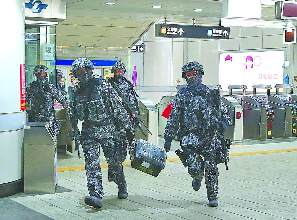 圖為漢光42號演習，憲兵202指揮部9日凌晨在台北捷運演練補給運送。（示意圖/資料照）