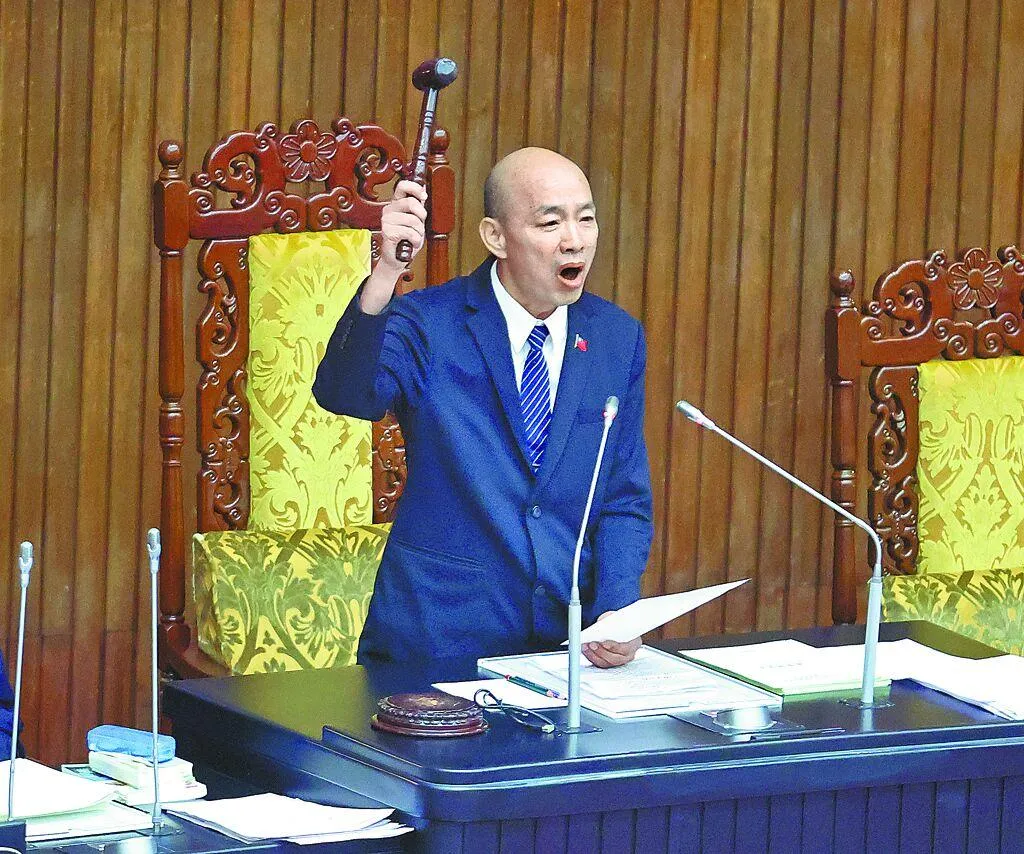 圖為韓國瑜14日敲下議事槌，宣布115年度中央政府總預算案三讀通過。（圖/資料照）