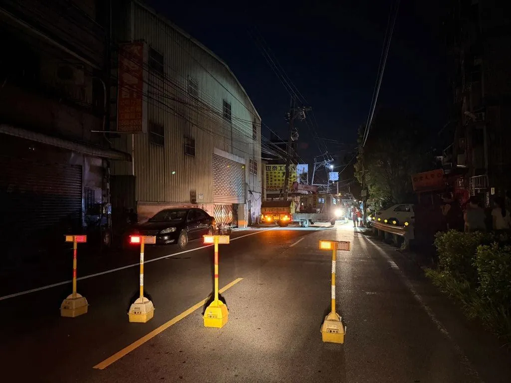 樹林柑園街車撞電桿倒塌，雙向封路釀大停電。（圖／翻攝畫面）