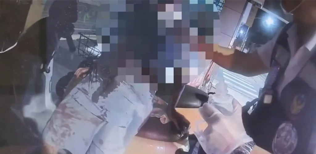 高雄市前鎮區64歲楊姓男子酒醉跌倒，滿身是血倒臥復興三路。（圖／翻攝畫面）