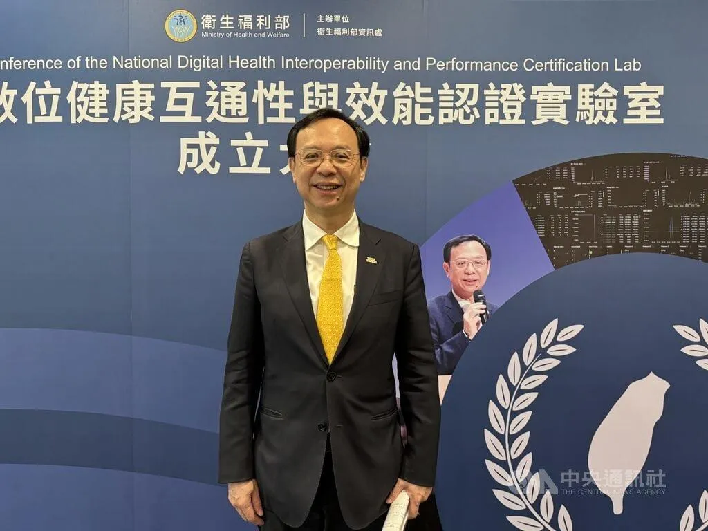 衛生福利部長石崇良18日說明嘉南療養院後送延誤案後續處置,表示合約救護車公司確實違反規定將開罰,未來並將修訂通用性緊急後送SOP。(圖/中央社)