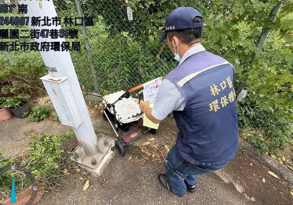 環保稽查人員在現場貼上廢棄物限期清理通知書。（圖／新北市環保局提供）