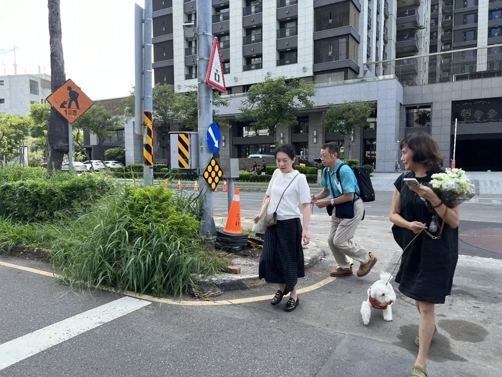 陳幸妤今日上午現身時，就有熱情拿著花束的支持者馬上跟陳幸妤喊早安，還問可以一起拍照嗎。（圖/資料照）