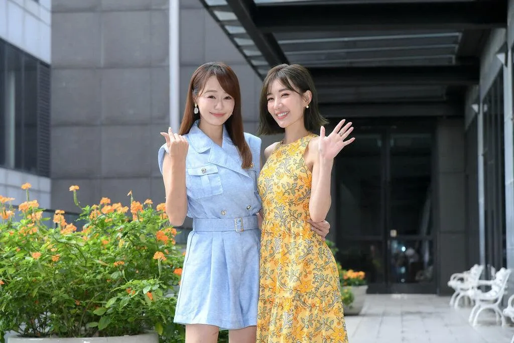 演員茵芙（左）、羅巧倫（右）20日出席戲劇《針線緣》宣傳記者會，茵芙分享獨闖南美洲旅遊經驗，羅巧倫則宣告脫單。（圖／三立提供）