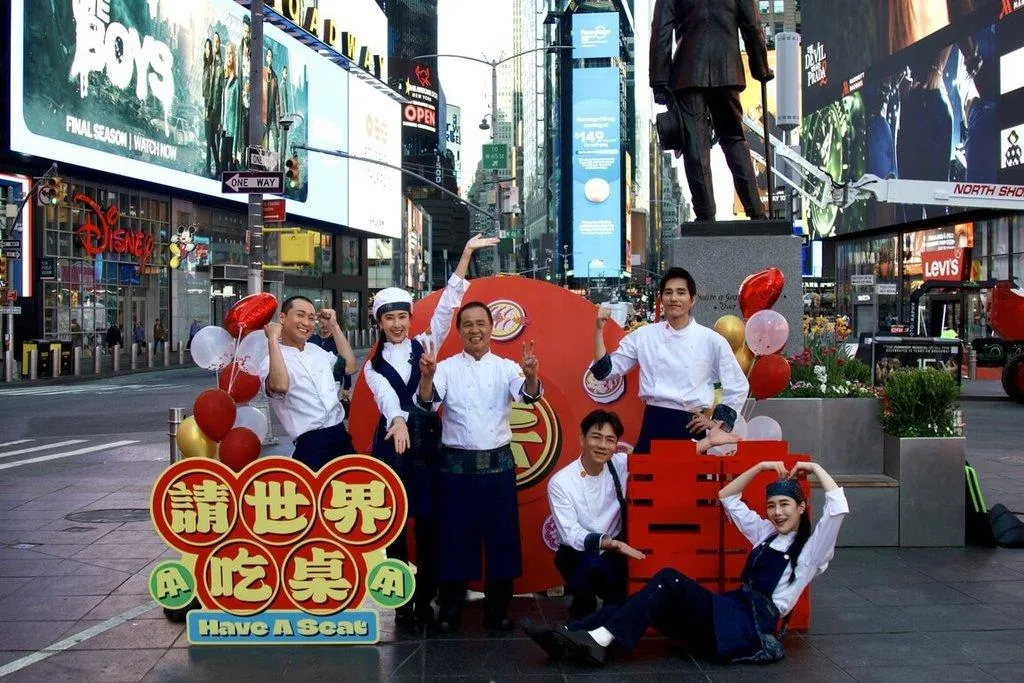 跨國辦桌實境節目《請世界吃桌》前進美國紐約時報廣場，主持群浩子（左起）、隋棠、阿燦師、陳隨意、藍正龍、千千開心合影，一起完成在紐約時報廣場辦婚宴的大任務。（圖／三立提供）