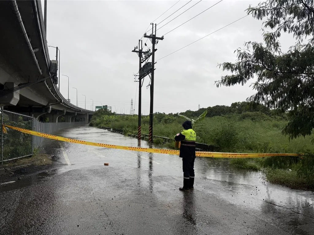 台南22日清晨豪雨造成多處積淹水,永康、仁德傳出封路,小東地下道也因淹水短暫封閉。(圖/台南市水利局)