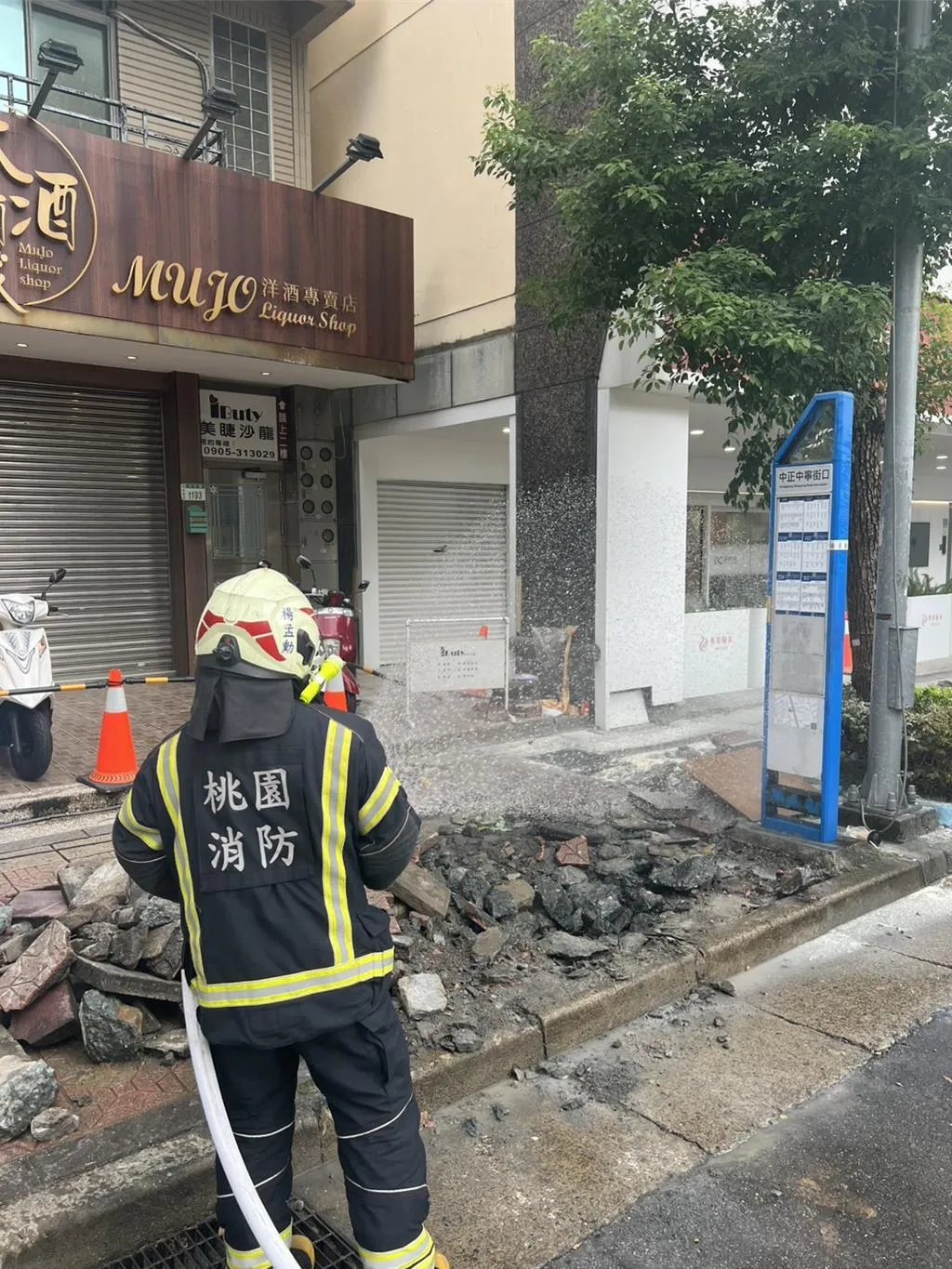 桃園市桃園區中正路今（22）日下午2點14分發生道路施工管線破裂，疑似瓦斯洩漏引發氣爆。（圖／翻攝畫面）