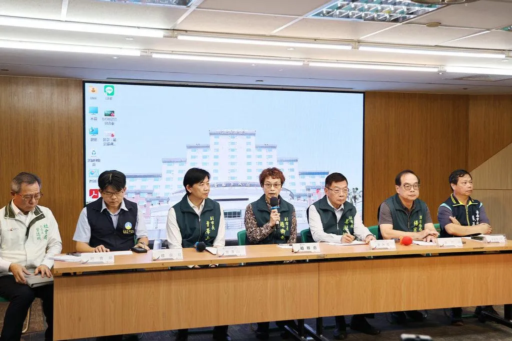 台南市安南區海佃路住宅區空地廢棄物22日凌晨起火爆炸,副市長趙卿惠(中)表示,已對受災最嚴重11戶啟動緊急安置及救助。(圖/台南市政府)