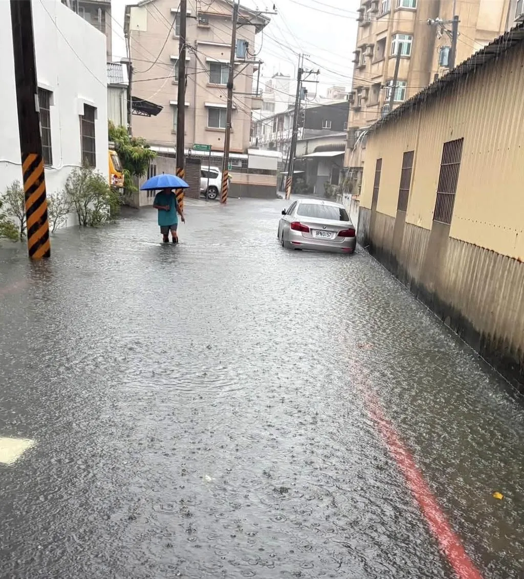 台南市仁德區22日淹水。(圖/中國時報,郭鴻儀提供)