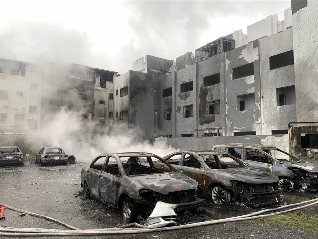 台南市安南區海佃路發生鎂鋁廢料大爆炸造成嚴重損害。(圖/中國時報,郭良傑攝)