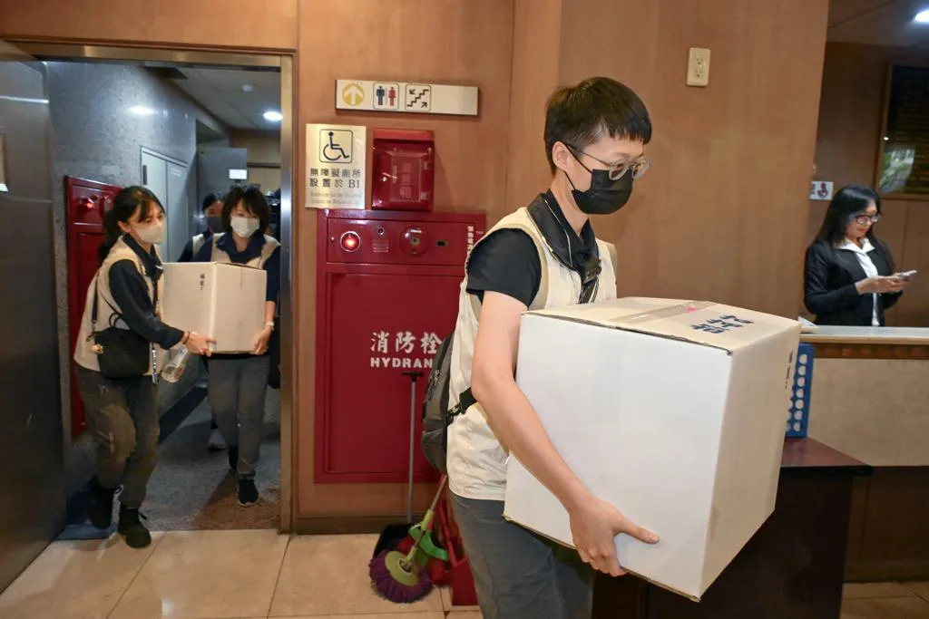台北地檢署24日指揮調查局搜索國民黨立委陳雪生國會辦公室，經過近6小時調查，調查員將證物裝箱查扣帶走。（報系資料照）