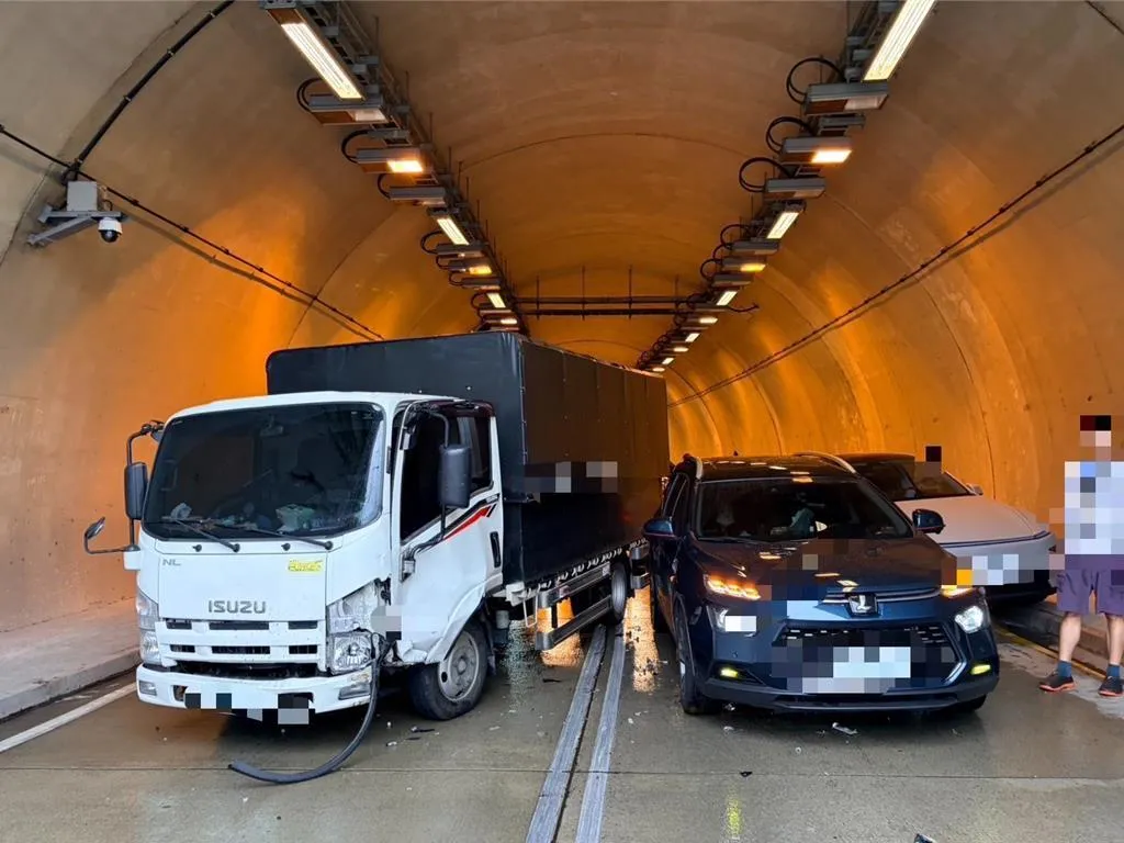 宜蘭縣台9線104.2公里蘇澳隧道，今（24）日下午2點31分發生4車連環追撞車禍。（圖／警方提供）