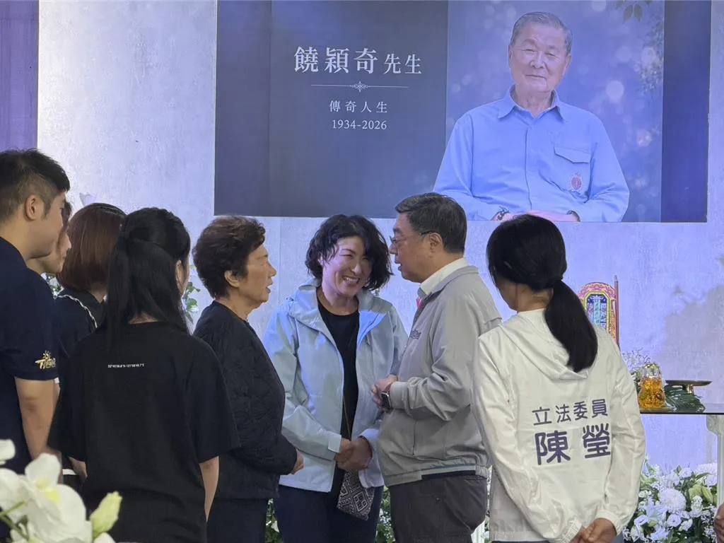 行政院長卓榮泰25日前往前立法院副院長饒穎奇靈堂弔唁,向台東縣長饒慶鈴致意。(圖/中時蔡旻妤攝)