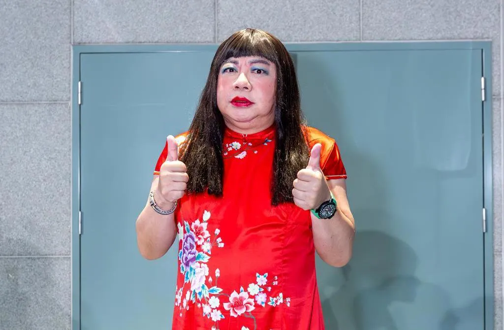 董至成在金山萬里出外景時發生了一段驚險插曲，獻出人生第一次騎乘 YouBike 的他，竟不小心直接撞上路旁柵欄摔車，導致膝蓋破皮流血。（圖／新北市社會局提供）