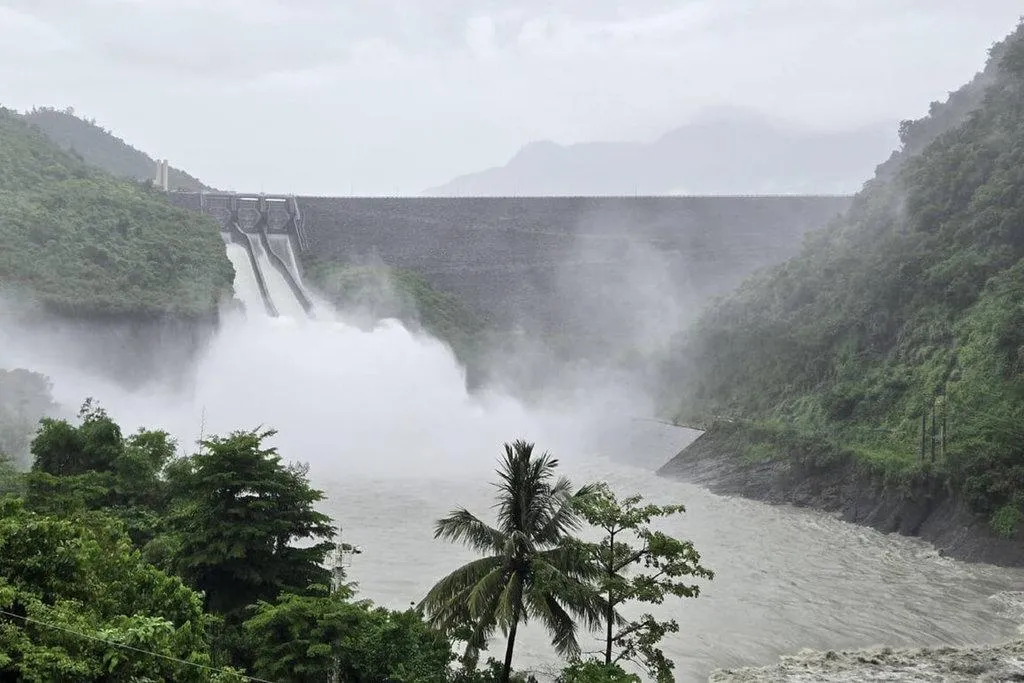 曾文水庫集水區近日降下豐沛雨量，南區水資源分署25日上午6時開啟溢洪道放水，進行下游河道淤泥暫置場沖淤作業，增加水庫滯洪空間。（圖／南水分署提供）
