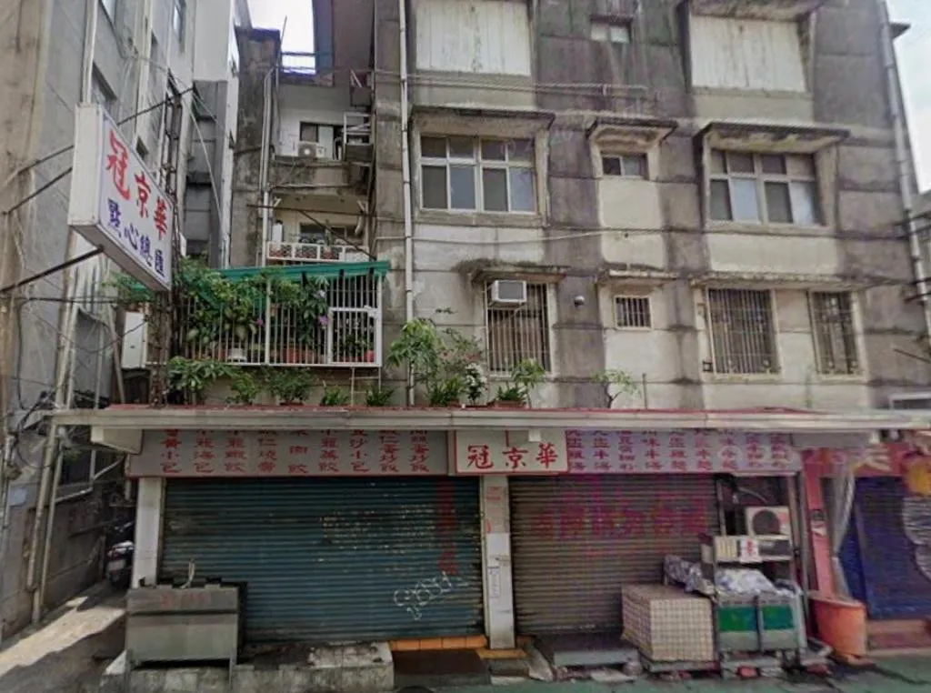 台北市有「平價版鼎泰豐」之稱的冠京華，近日貼出頂讓公告。（圖／翻攝自Google地圖）