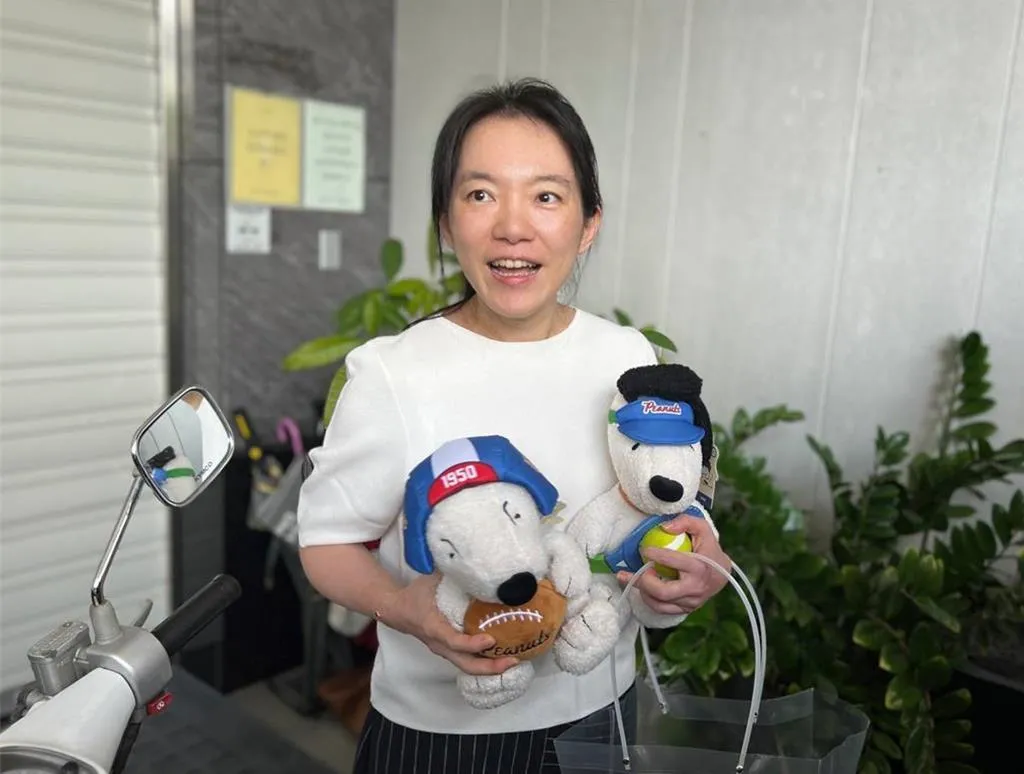 陳幸妤受訪時,超開心展示收到的史努比玩偶。(圖/資料照)