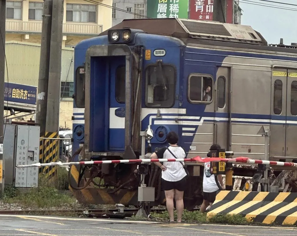 母女倆見狀竟不顧列車即將通過，冒險闖入軌道試圖將愛犬救回。（圖／翻攝自臉書三鐵情報社：事故通報與鐵道事件分享 ）