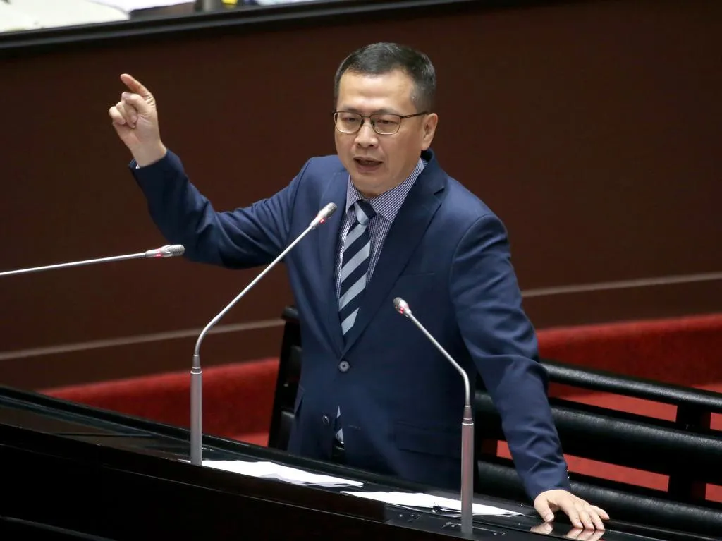 羅智強表示，新竹棒球場「大秘寶」案辦了4年，林智堅及相關廠商通通沒事，他只能說「黨證無敵、無敵黨證」。（圖/資料照）
