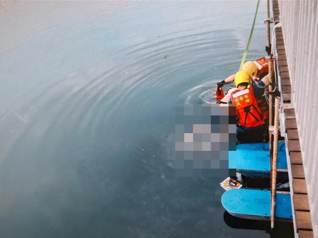 台南運河中西區尊王路、環河街水域30日清晨驚見遺體漂浮。（圖／民眾提供）