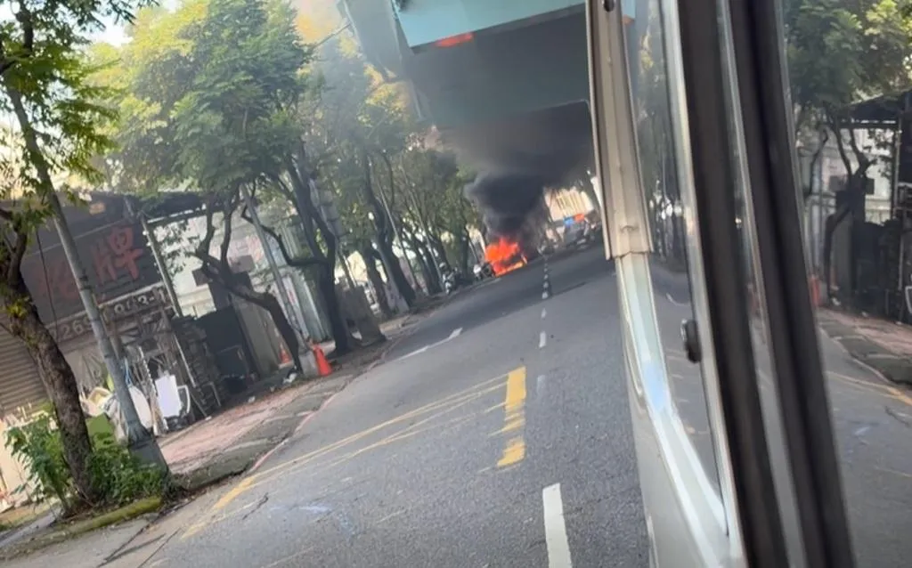 李男車因為自撞起火。（圖／翻攝「我是土城人」臉書）
