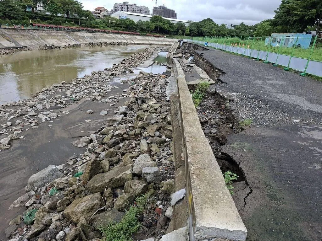 高雄市後勁溪益群橋上游護岸，近日豪雨後，因水位高漲沖刷，造成局部崩塌。（圖／高雄市水利局提供）