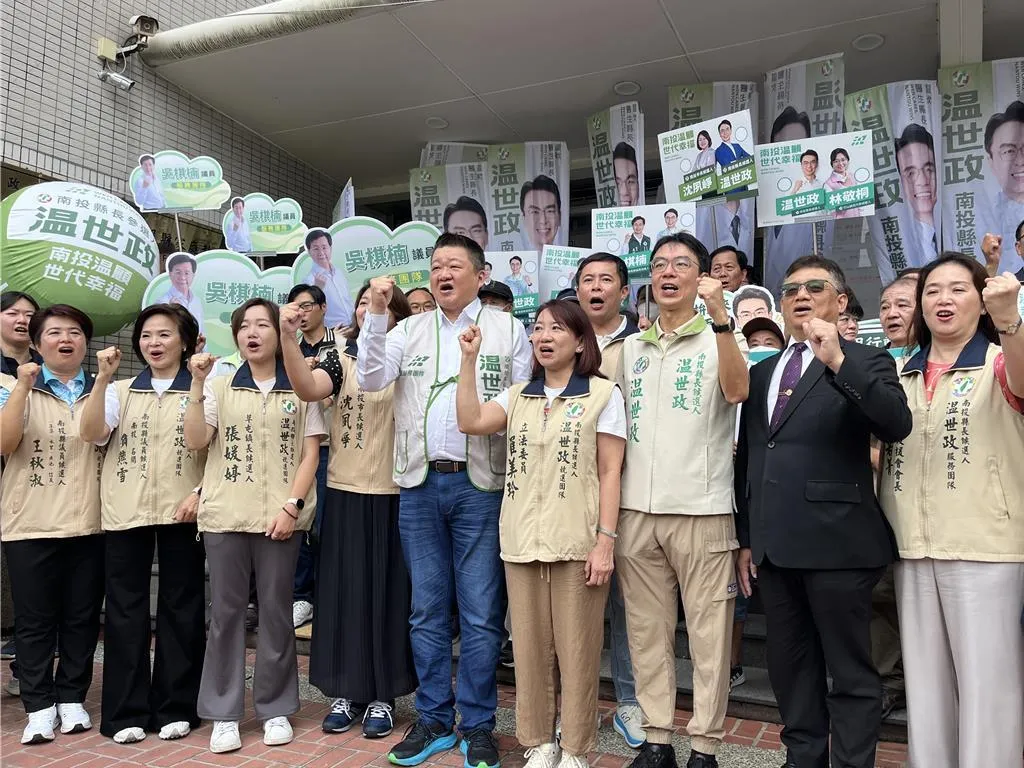 民進黨南投縣長參選人温世政在民進黨副祕書長何博文及黨內鄉鎮市長、代表等參選人陪同登記參選。(圖/中時劉慧茹攝)