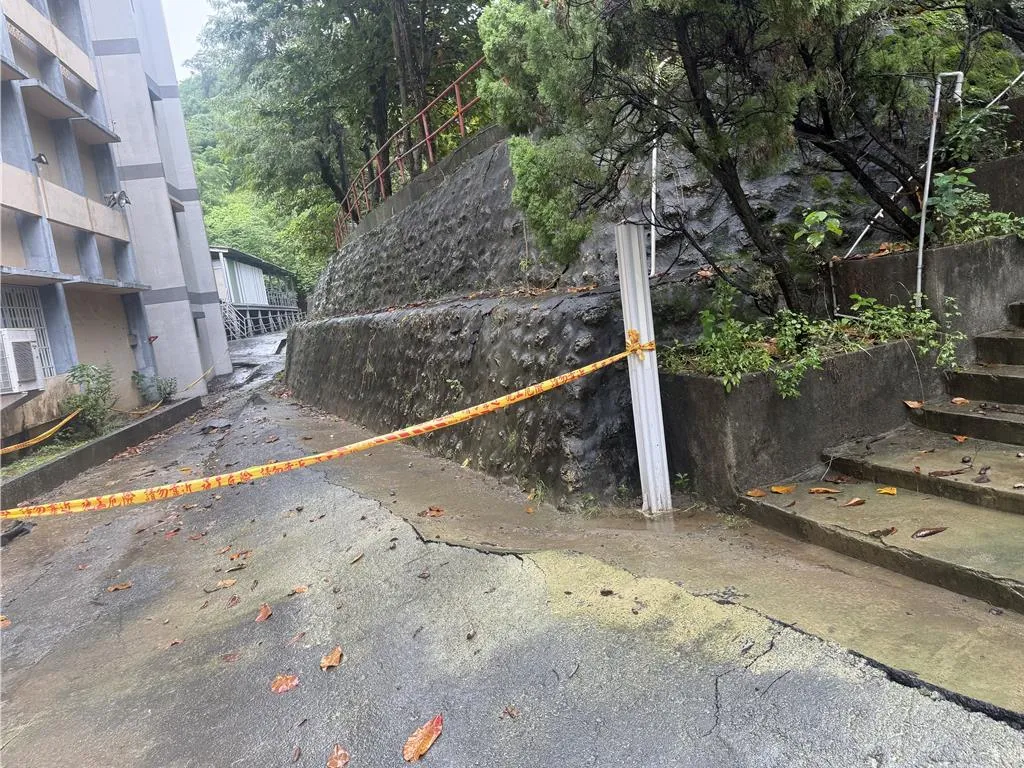 因豪雨致擋土牆破裂與地板隆起，高雄市壽山國中、國小及附幼今（31）日開學緊急停課。（圖／高雄市工務局提供）