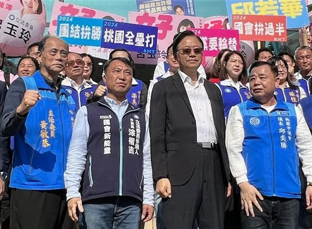 爭取連任的桃園市長張善政委由前國民黨市黨部主委黃敏恭與國民黨立委涂權吉代辦參選登記。（報系資料照）