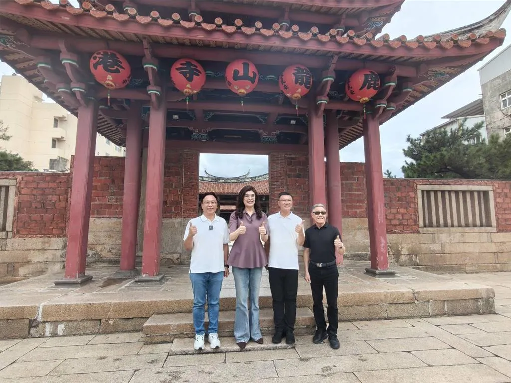 國民黨主席鄭麗文參訪彰化鹿港龍山寺 。（圖／中時葉靜美攝）