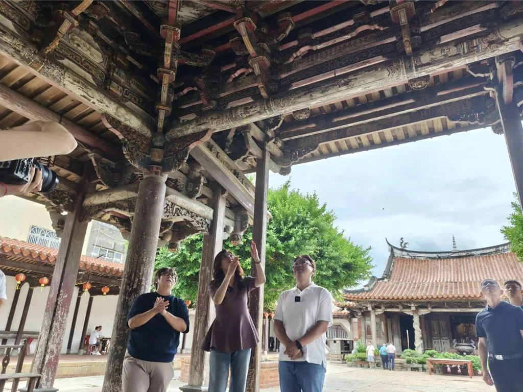 鄭麗文對龍山寺藻井感到好奇 。（圖／中時葉靜美攝）