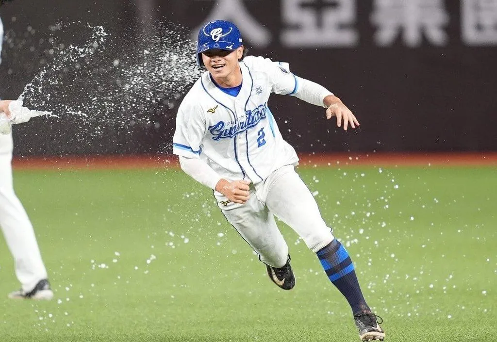 中職富邦悍將野手林澤彬(圖)1日例行賽與統一7-ELEVEn獅隊交手,在延長賽10局上有關鍵守備,10局下敲再見安,率隊搶勝。(富邦悍將提供)