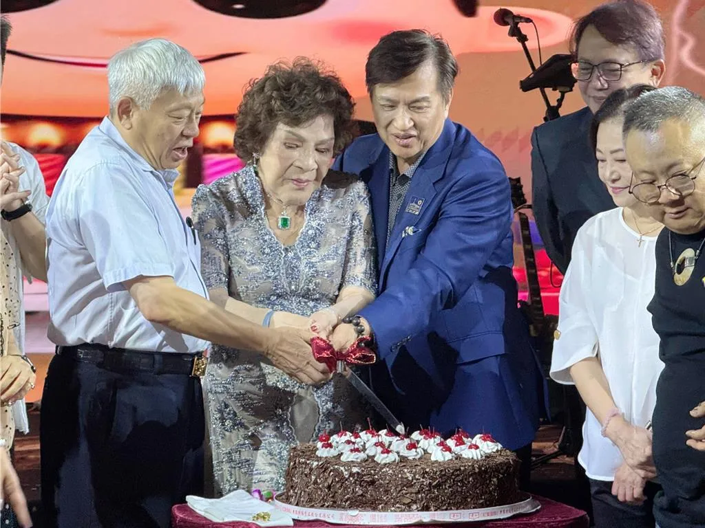 「旺董」蔡衍明(左)為周遊設宴祝壽。(圖/中時新聞網)
