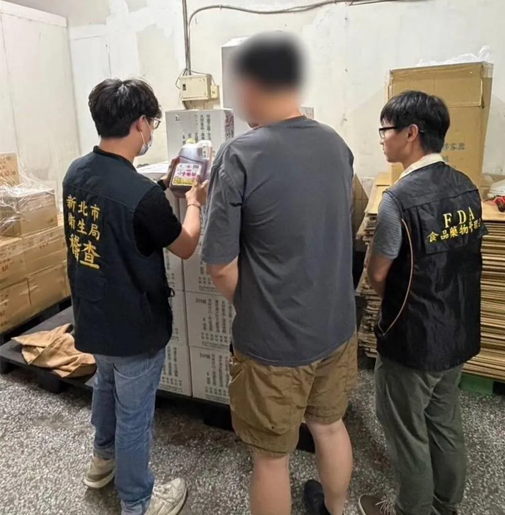 新北市永利油廠8月29日自主通報代工的「義峰特級胡麻油」檢出苯駢芘2.9ppb，目前懷疑問題原料來自福壽。（圖／新北衛生局提供）