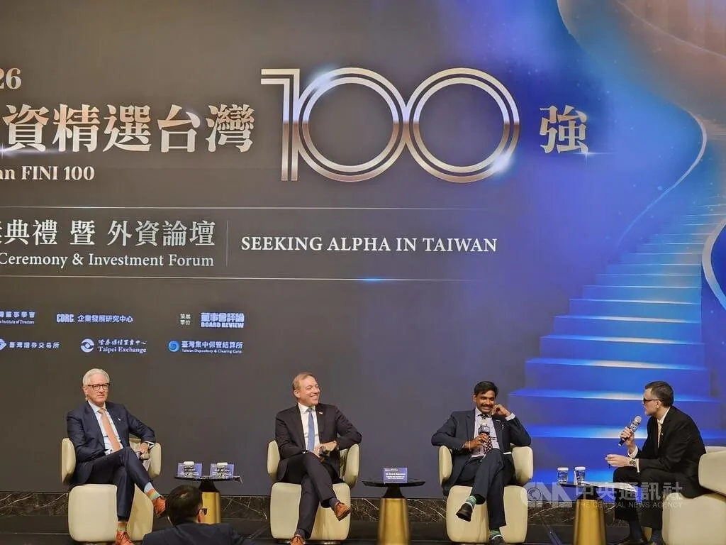 外資精選台灣100強頒獎典禮暨外資論壇2日登場，邀請3位跨國企業高階代表分享跨國企業深耕台灣的理由。圖為默克電子執行副總裁暨薄膜事業部主管冉紓睿（Surésh Rajaraman）（右2）、巴斯夫台灣董事長暨電子材料業務主管黎博曼（Jens Liebermann）（左2），均提到台灣半導體與科技供應鏈優勢。中央社記者曾仁凱攝
