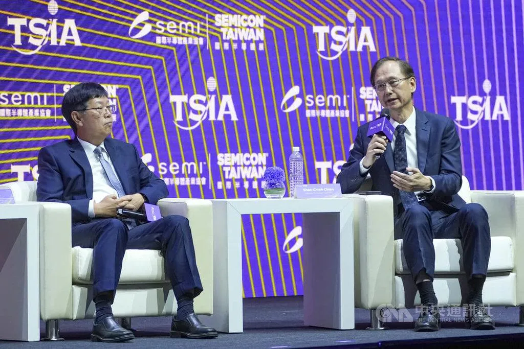 SEMICON Taiwan 2026大師論壇暨全球生態系高峰會2日下午舉行「科技、信任與創新的責任」爐邊對談，欣興電子董事長兼策略長簡山傑（右）會中發言，鴻海董事長劉揚偉（左）在旁聆聽。中央社記者鄭清元攝