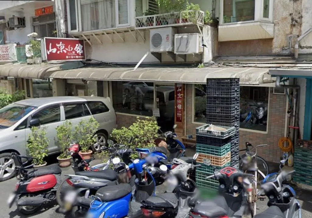新北市新店區的名店「山東小館」，因將菜單上的「大比目魚」標示為「鱈魚」販售，涉有標示不實情況，遭新北市衛生局依法重罰新台幣4萬元。（圖／食藥署提供）
